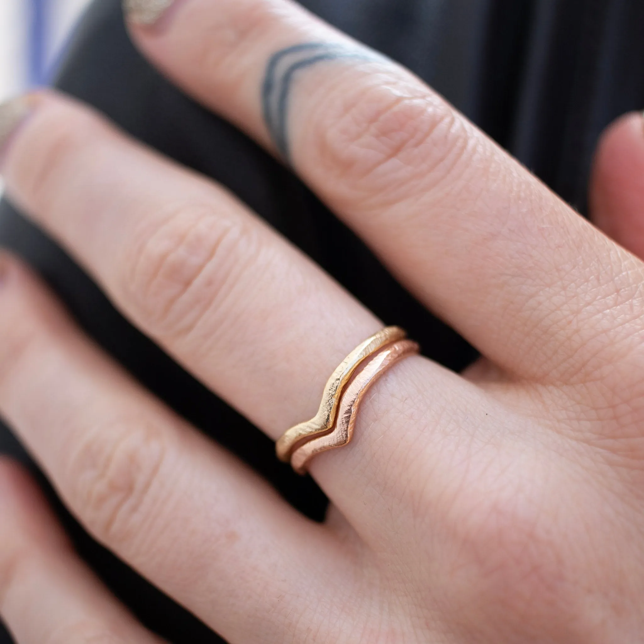 18K Textured Contour Band - Point