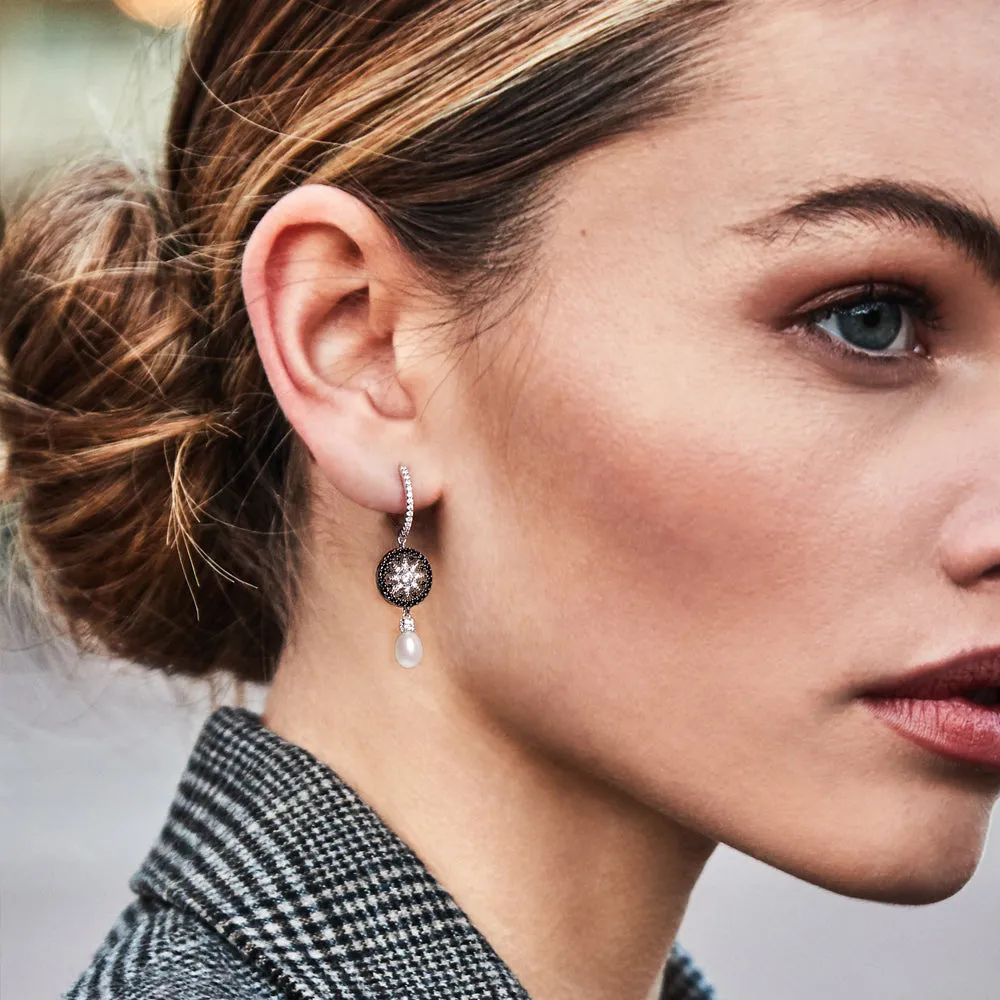 Asymmetric black & white hoop earrings with pearl - silver