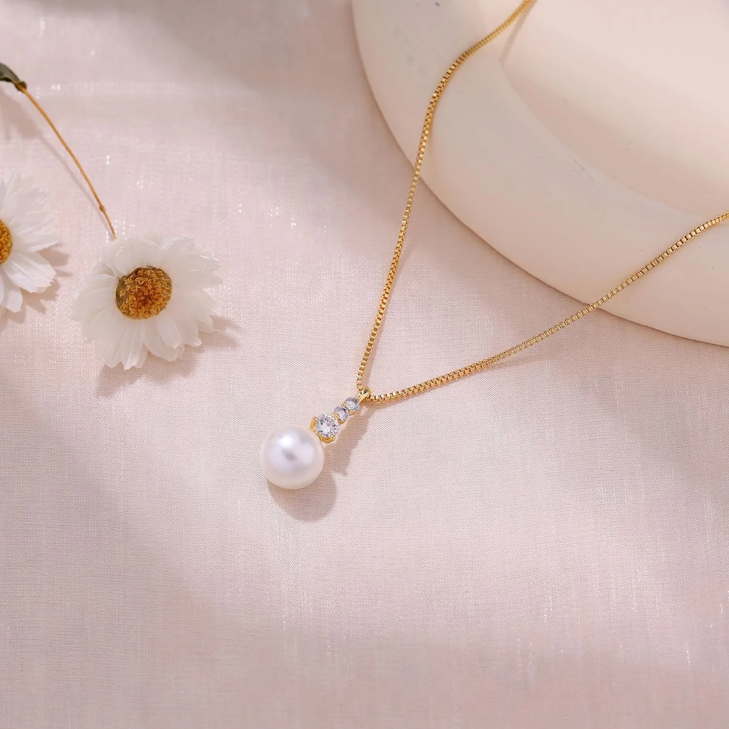 Ewrkbr Pearl Necklaces for Women, 14K Gold Plated CZ Single Pearl Pendant Necklace Dainty Gold Necklaces for Women Trendy Classic Bridal Wedding Necklace Fashion Gold Jewelry