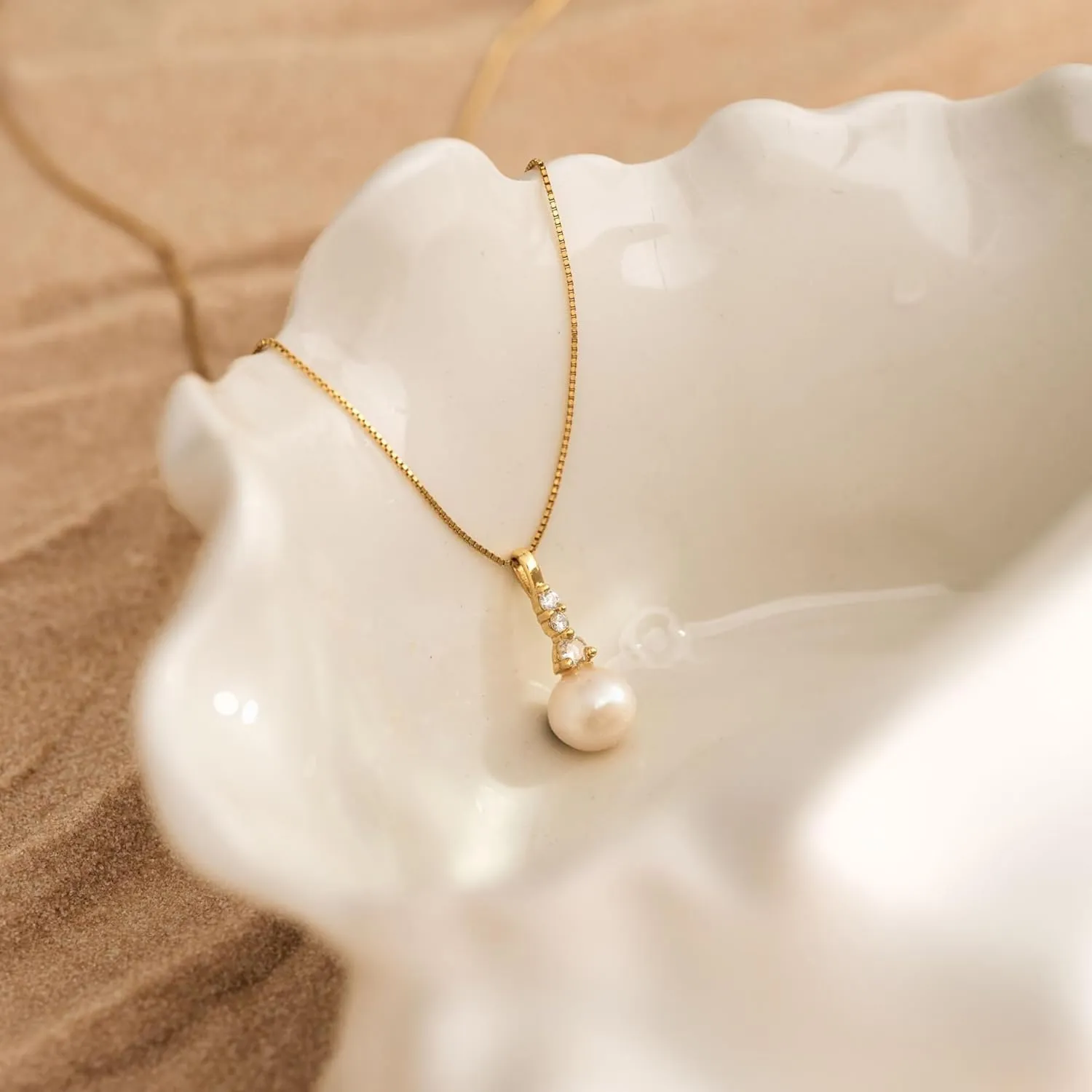 Ewrkbr Pearl Necklaces for Women, 14K Gold Plated CZ Single Pearl Pendant Necklace Dainty Gold Necklaces for Women Trendy Classic Bridal Wedding Necklace Fashion Gold Jewelry