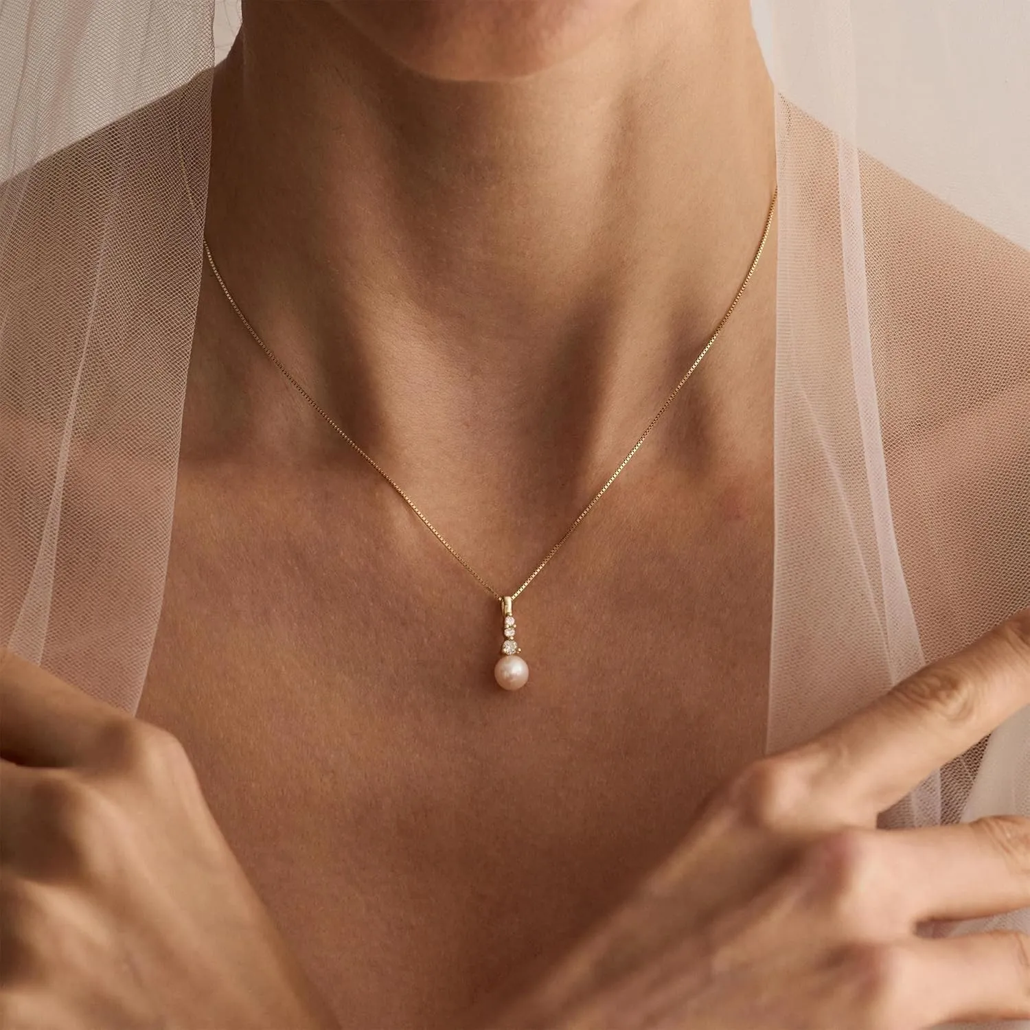 Ewrkbr Pearl Necklaces for Women, 14K Gold Plated CZ Single Pearl Pendant Necklace Dainty Gold Necklaces for Women Trendy Classic Bridal Wedding Necklace Fashion Gold Jewelry