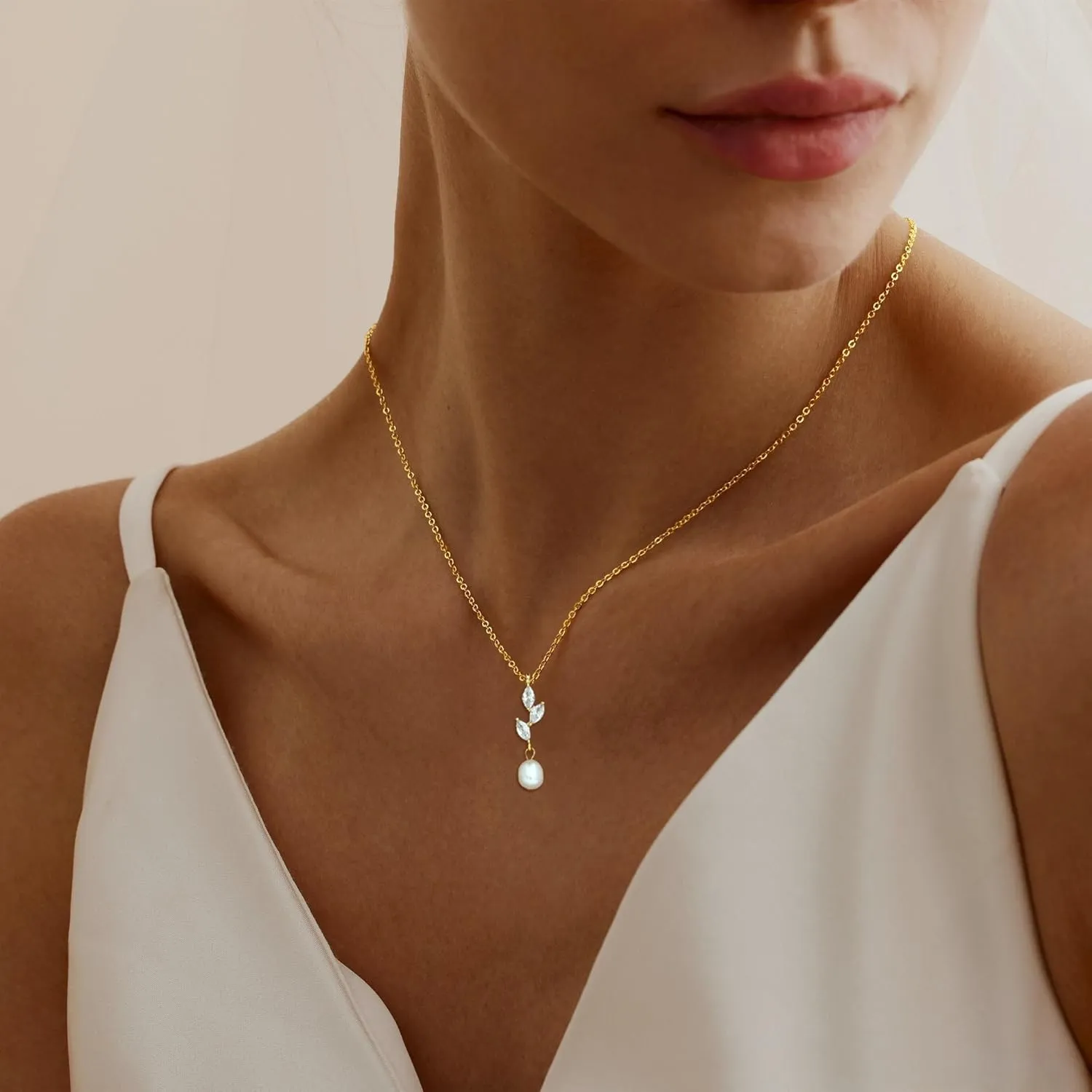Gold Pearl Necklaces for Women Trendy, Single Pearl Drop Pendant Necklace 14k Dainty Gold Necklace for Women Simple Wedding Pearl Choker Bridesmaids Necklace Prom Jewelry Gifts