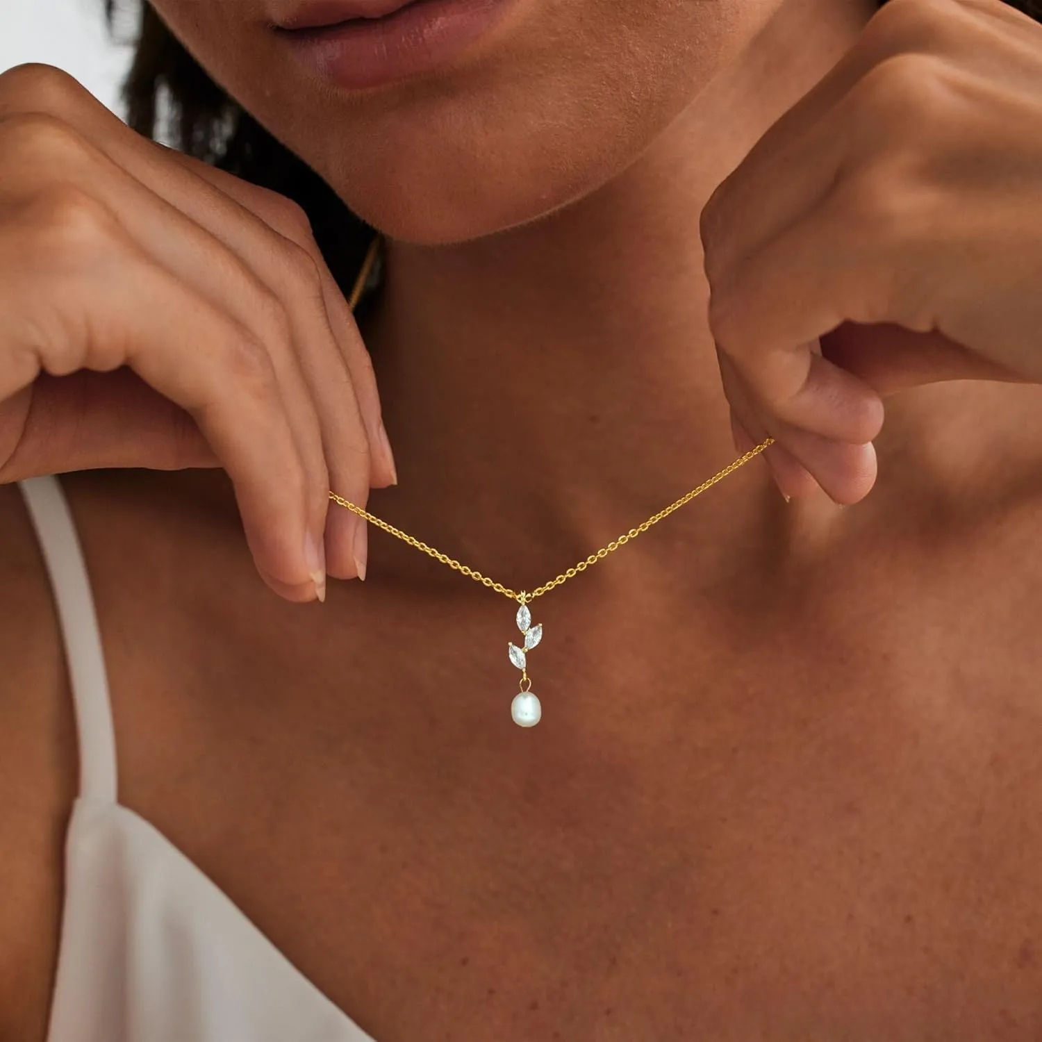 Gold Pearl Necklaces for Women Trendy, Single Pearl Drop Pendant Necklace 14k Dainty Gold Necklace for Women Simple Wedding Pearl Choker Bridesmaids Necklace Prom Jewelry Gifts