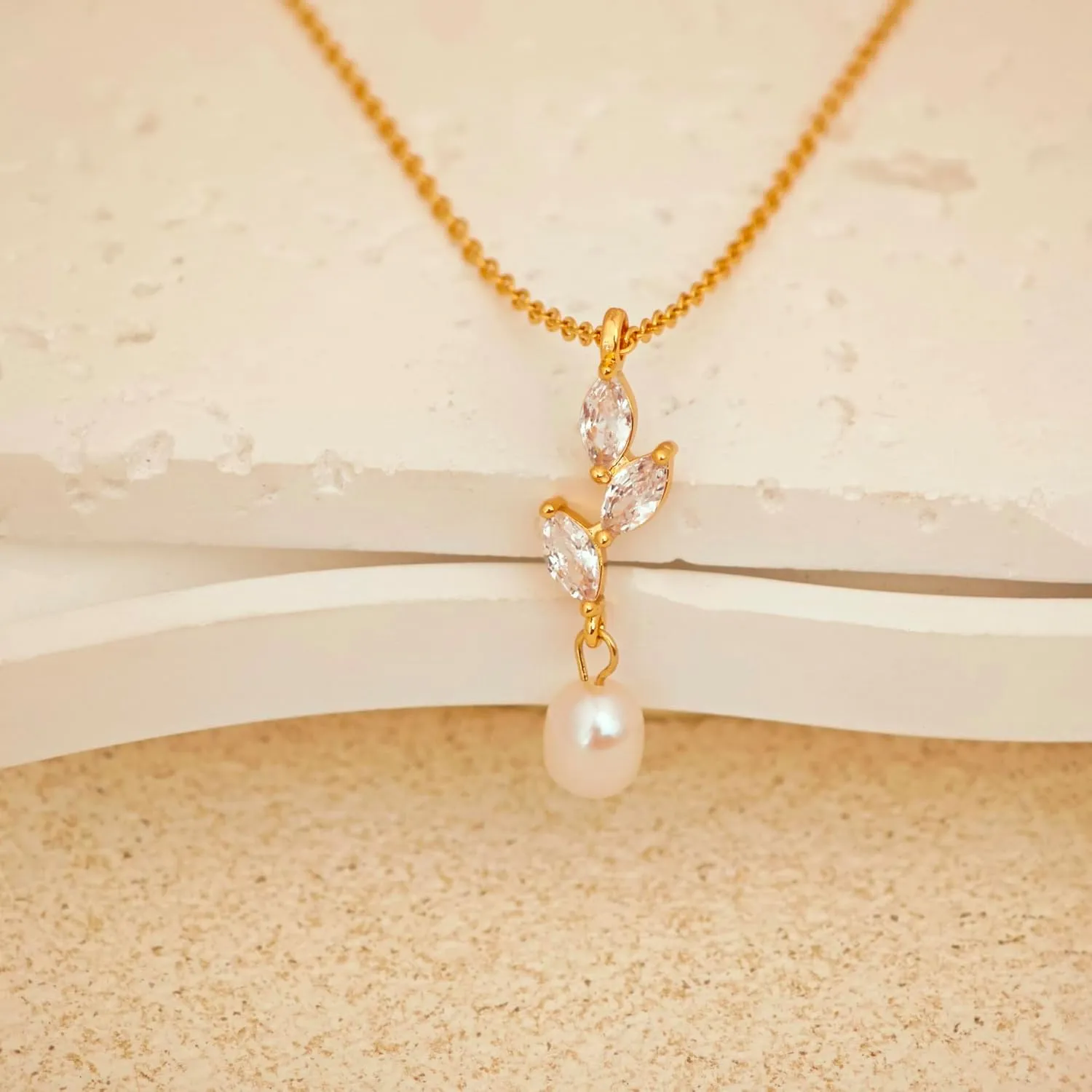 Gold Pearl Necklaces for Women Trendy, Single Pearl Drop Pendant Necklace 14k Dainty Gold Necklace for Women Simple Wedding Pearl Choker Bridesmaids Necklace Prom Jewelry Gifts
