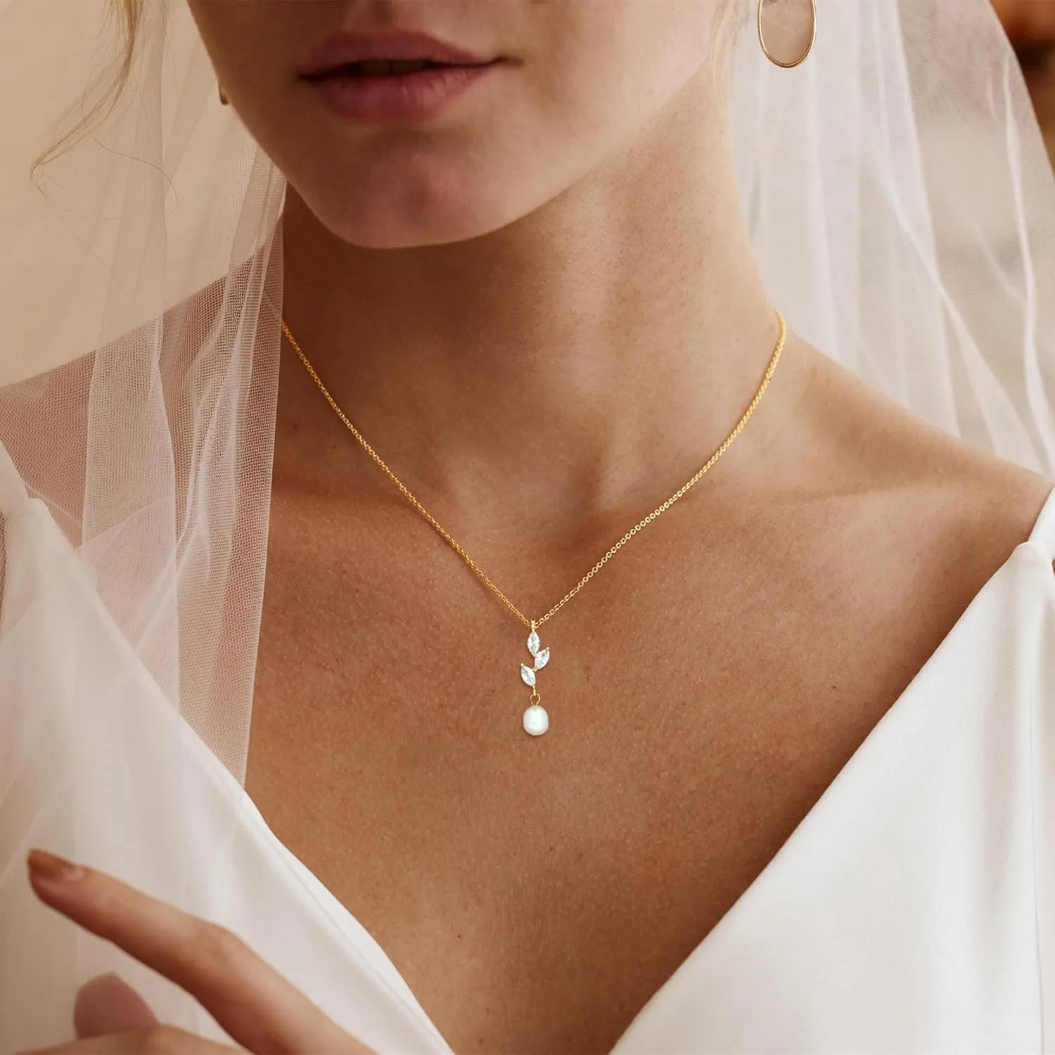 Gold Pearl Necklaces for Women Trendy, Single Pearl Drop Pendant Necklace 14k Dainty Gold Necklace for Women Simple Wedding Pearl Choker Bridesmaids Necklace Prom Jewelry Gifts