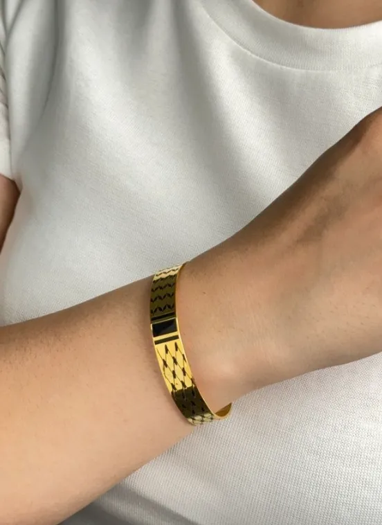 Golden Bracelet with Kufiya Pattern
