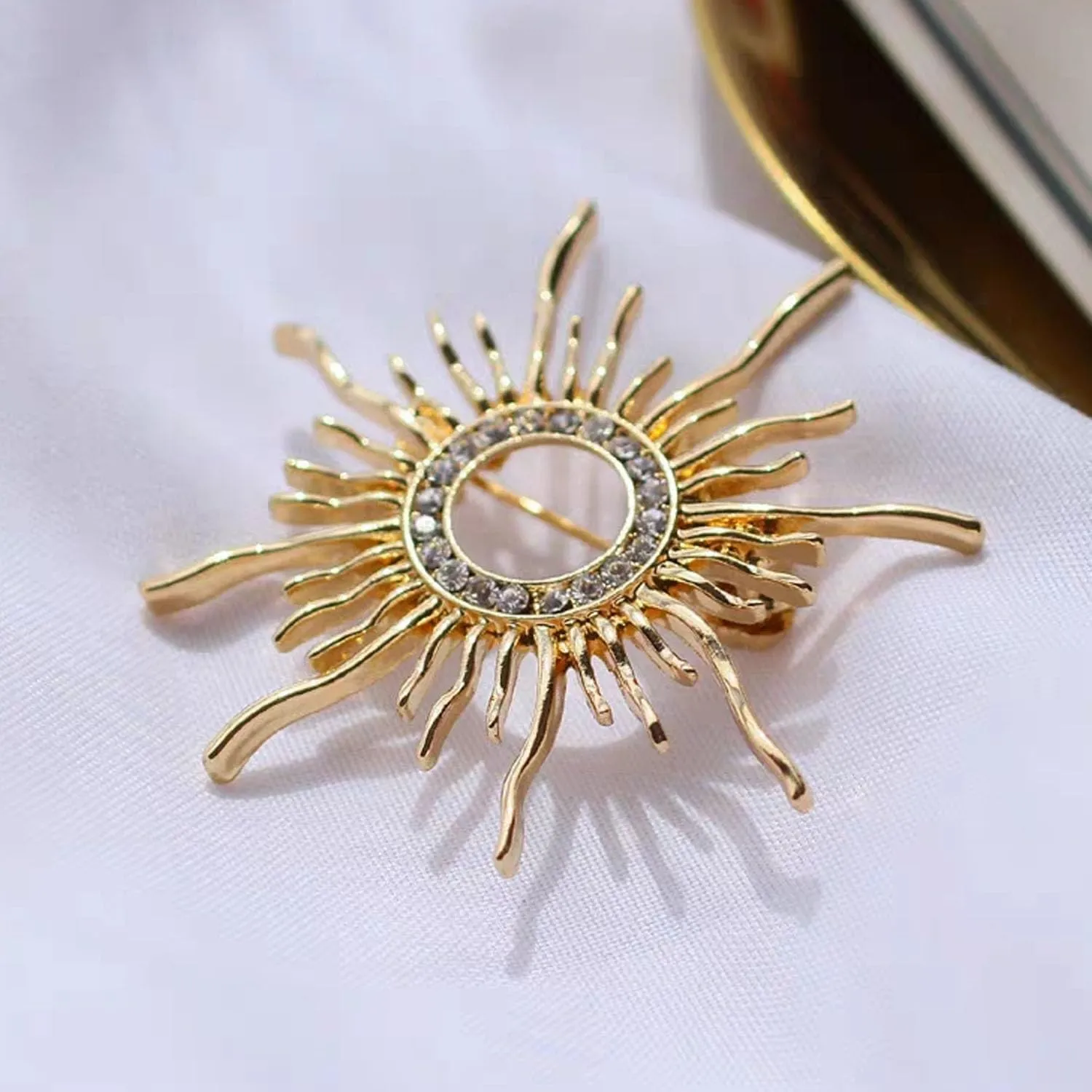 Women's Crystal Pearl Flower Brooches Elegant Enamel Rhinestone Floral Statement Brooch Pins Fashion Jewelry Accessories for Women Gift Gold